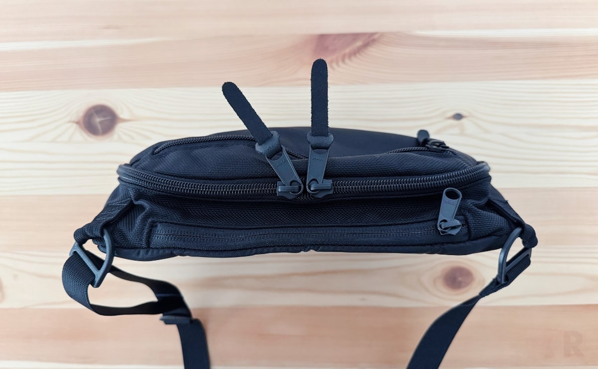 ダブルジッパー開閉式のメインコンパートメント