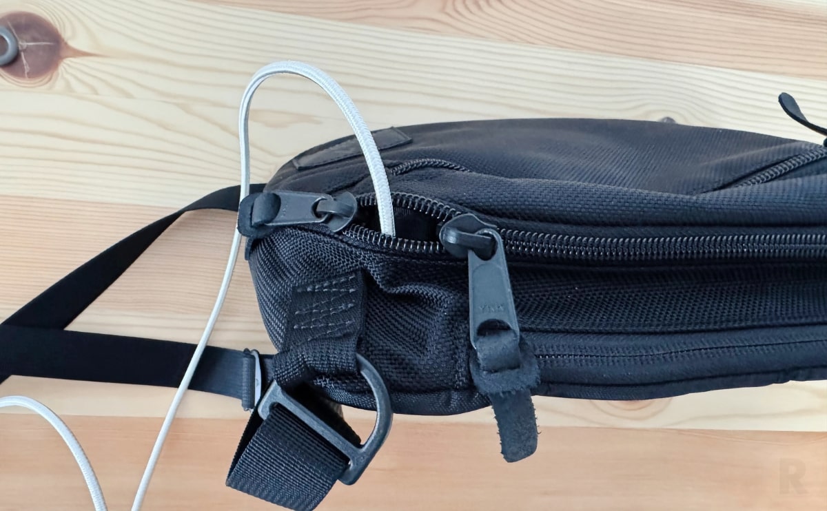 好きな位置からケーブルだけを出すことも可能