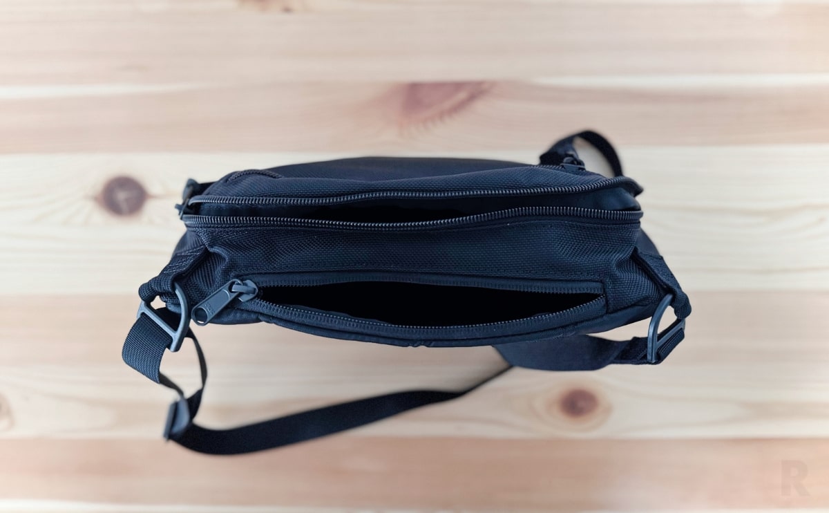 長財布も問題なく収納できるサイズ感です。