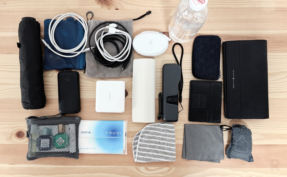 外側のポケットに収納していたものも合わせて収納してみます。