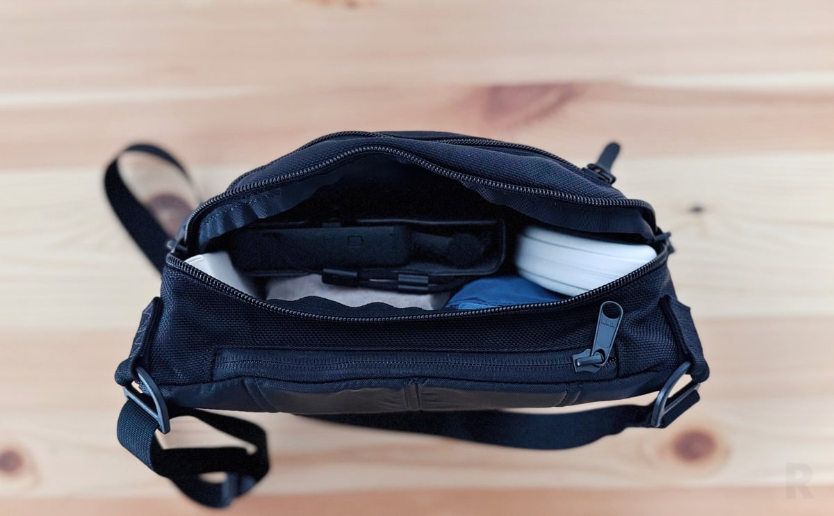 ペットボトルは一番下に横向きで収納。貴重品類は一番手前のポケットに。化粧品類は一番外側のポケットへ。