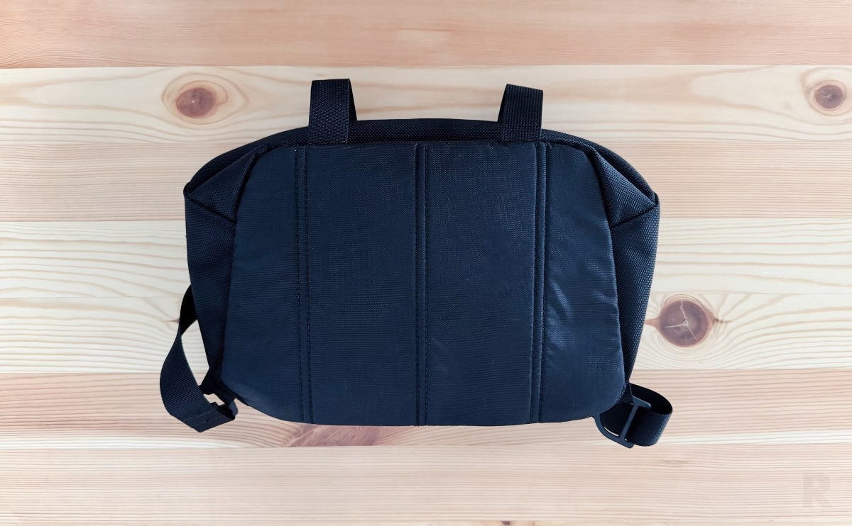 裏面は平らなパッド入りで、体に密着しやすい設計になっています。