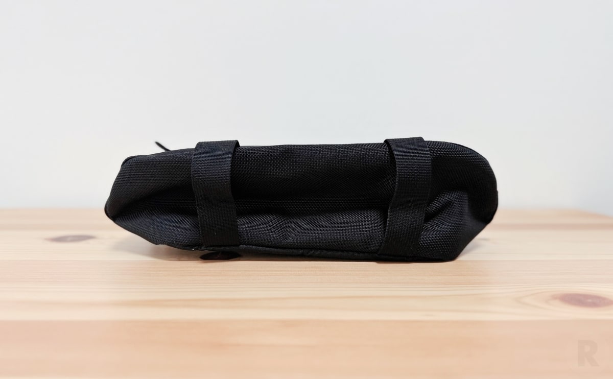 下側にはウェビングループが備えられている。