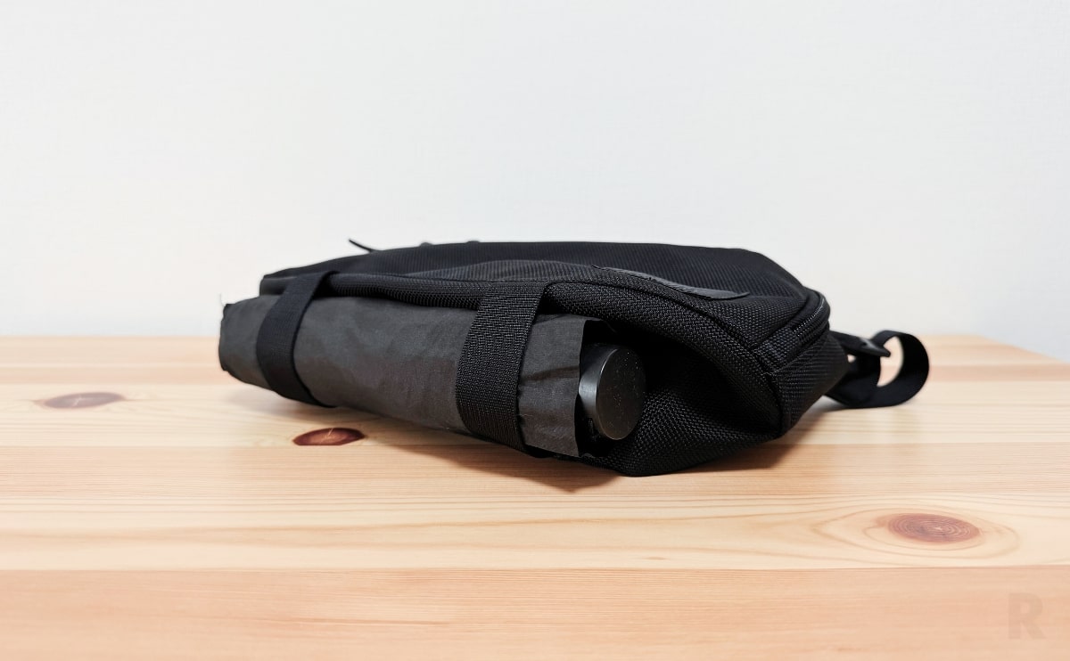 折りたたみ傘などを挟んでおくのも利便性高そうです。実際に挟んだ様子。