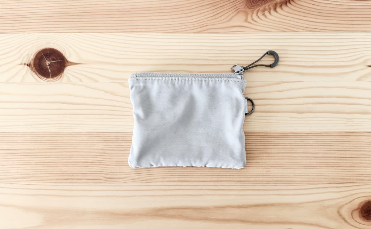 背面は無地でシンプルなデザイン