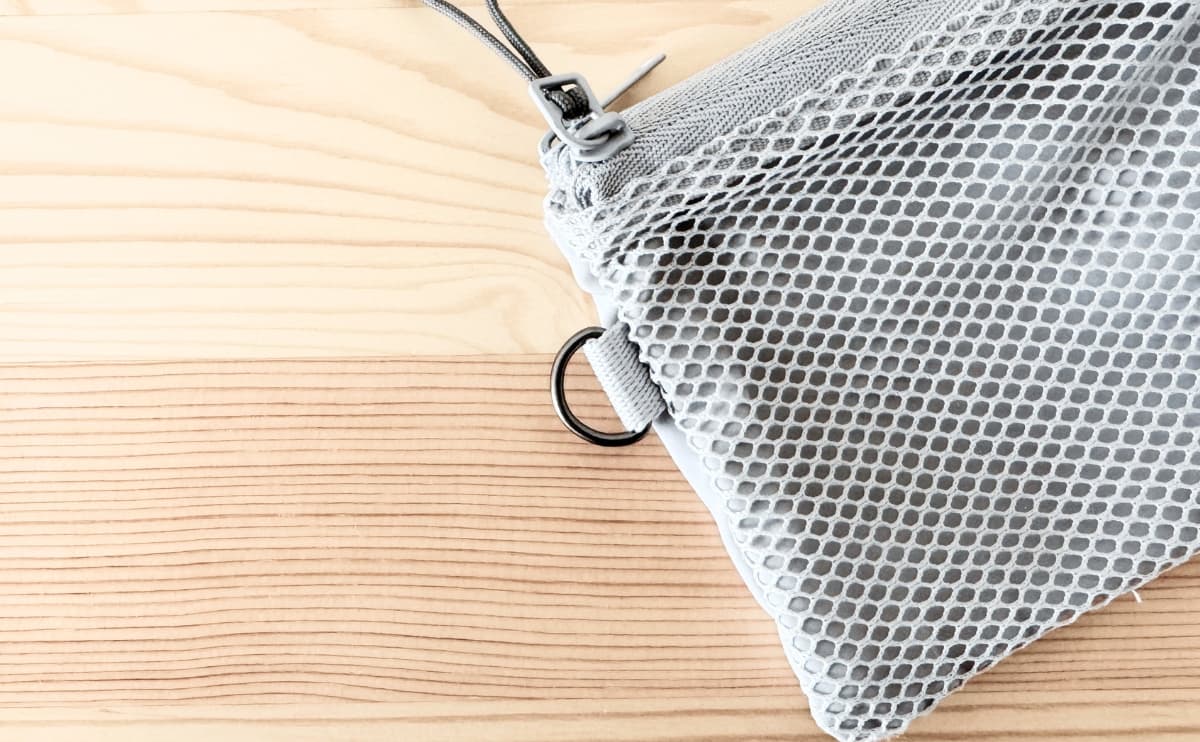 本体表面から見た左側にはDカンが備わっています。