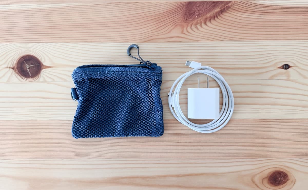 Apple純正の20W充電器と純正USB-Cケーブルの組み合わせ。