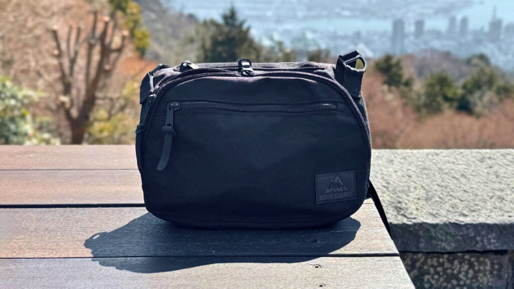 【旅行用のショルダーバッグ】グレゴリー トランスファーショルダーLをレビュー│容量4Lが最適なバランス。日常使いやカメラバッグにもおすすめ