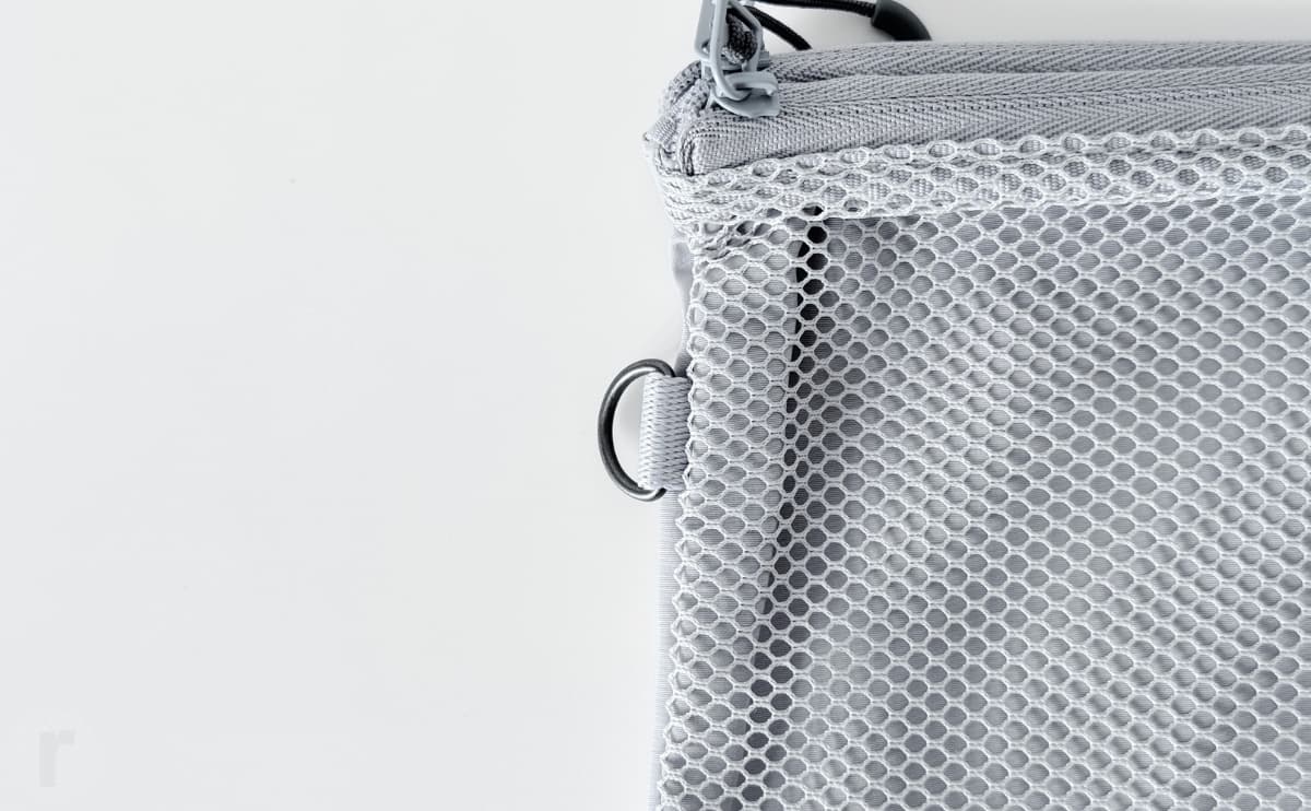 表面から見た左側にはDカンが付属