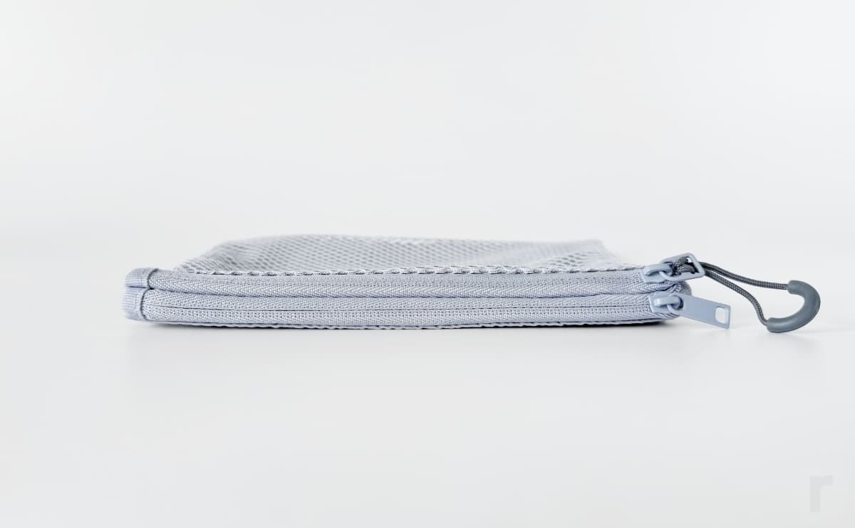 ダブルファスナーになっているのが特徴的。