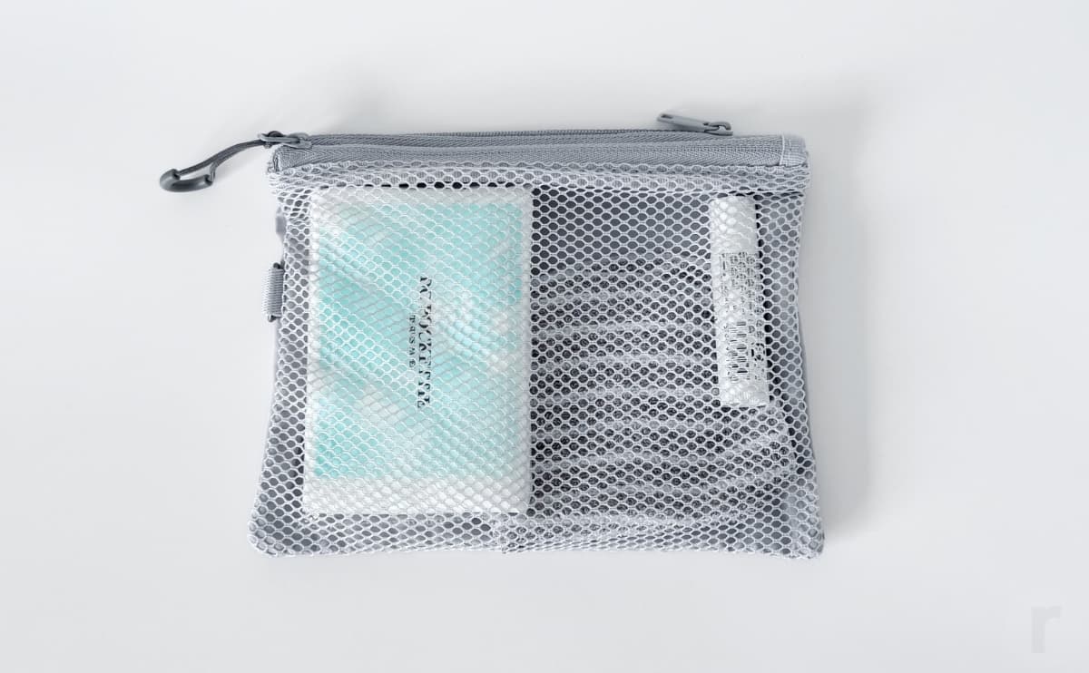 日用品を収納する化粧ポーチ