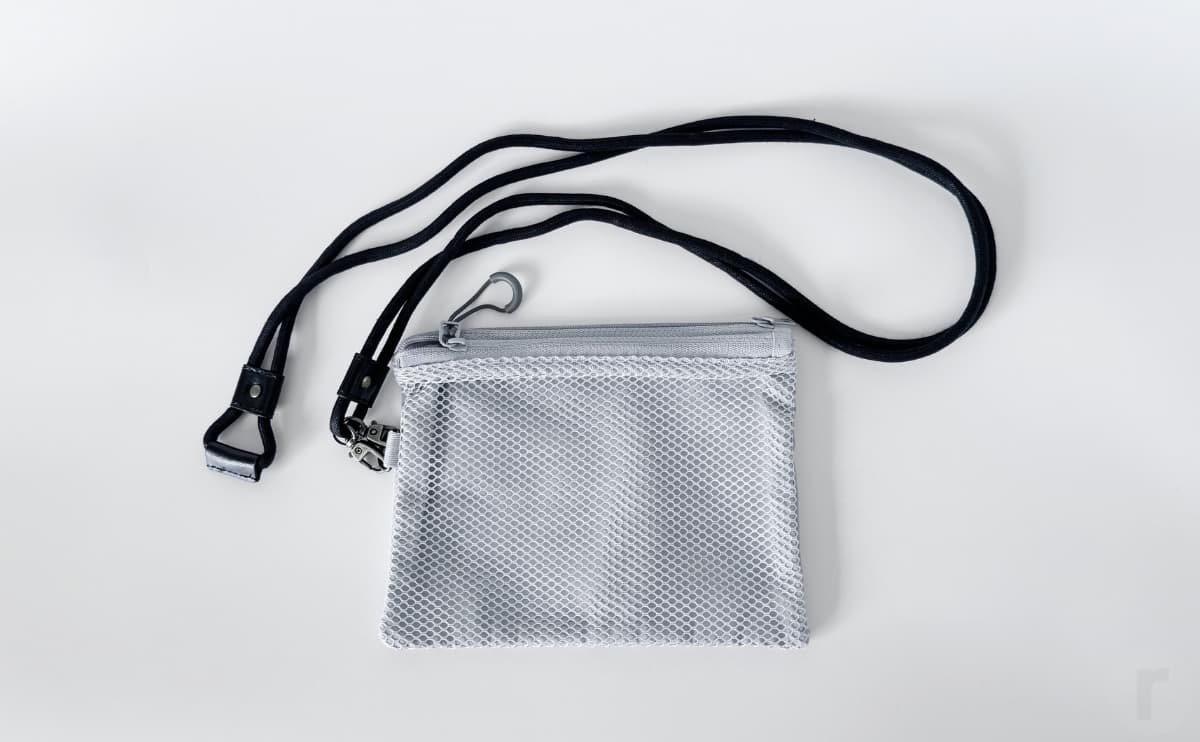 サイドのDカンにストラップを装着しておけば、防犯対策もできて安心。1