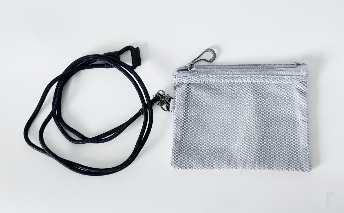 サイドのDカンにストラップを装着しておけば、防犯対策もできて安心。2