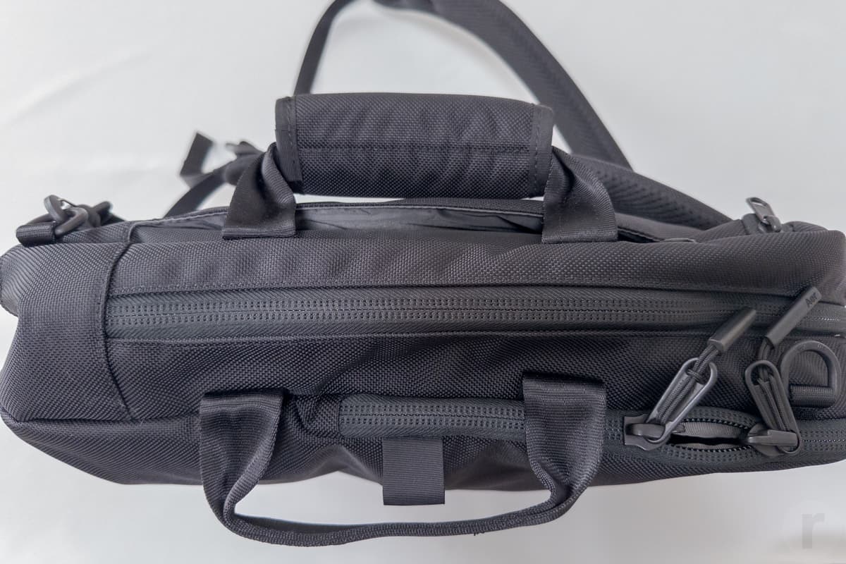 それでいて持ち手部分は左右に分離できるので、メイン収納へのアクセスも容易。