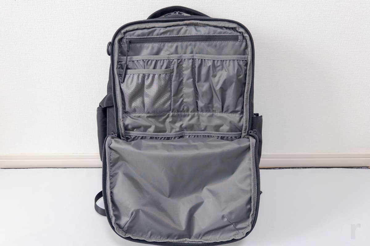 前面のバッグ収納部分