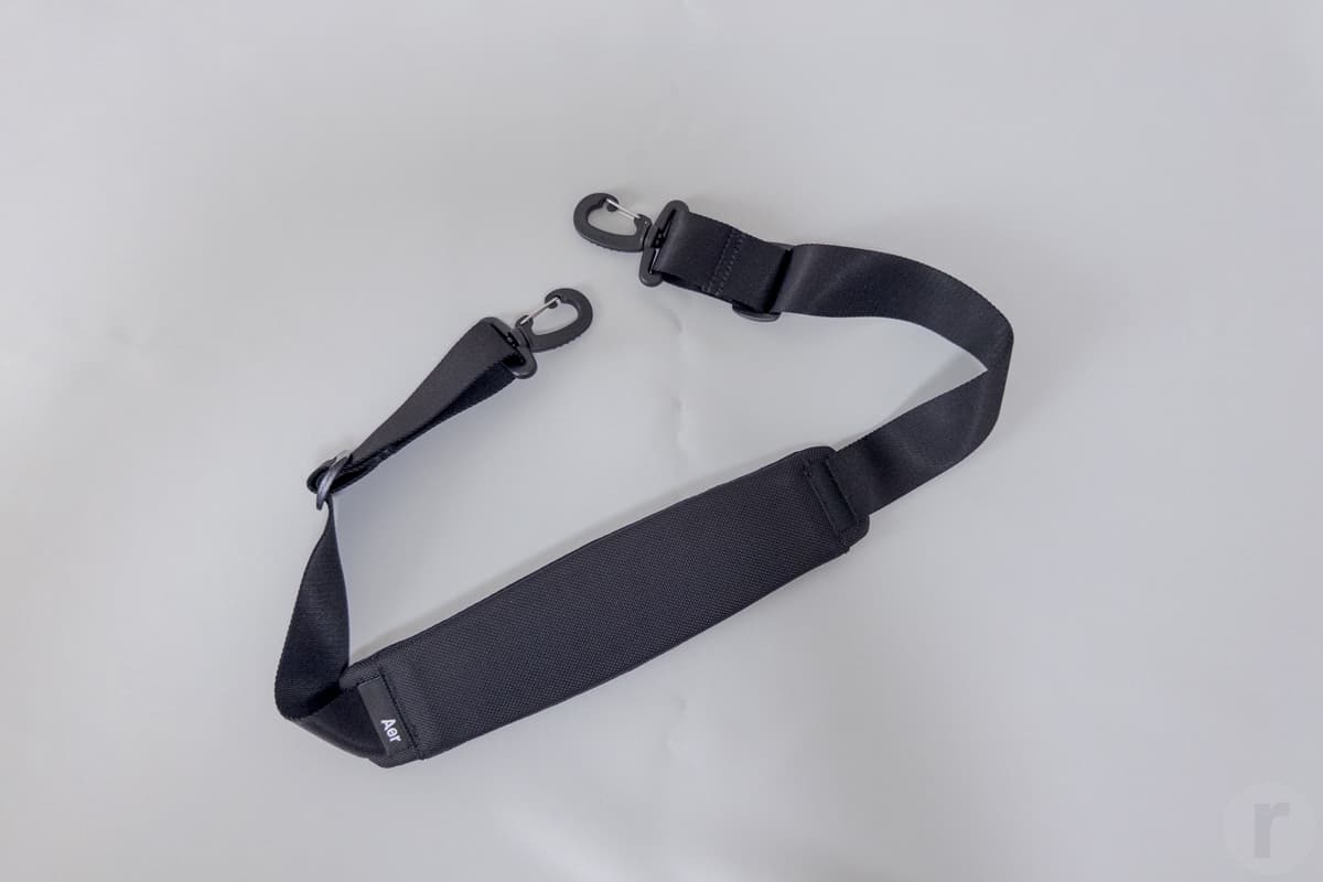 ショルダーバッグとして使用するための、ショルダーストラップが付属します。