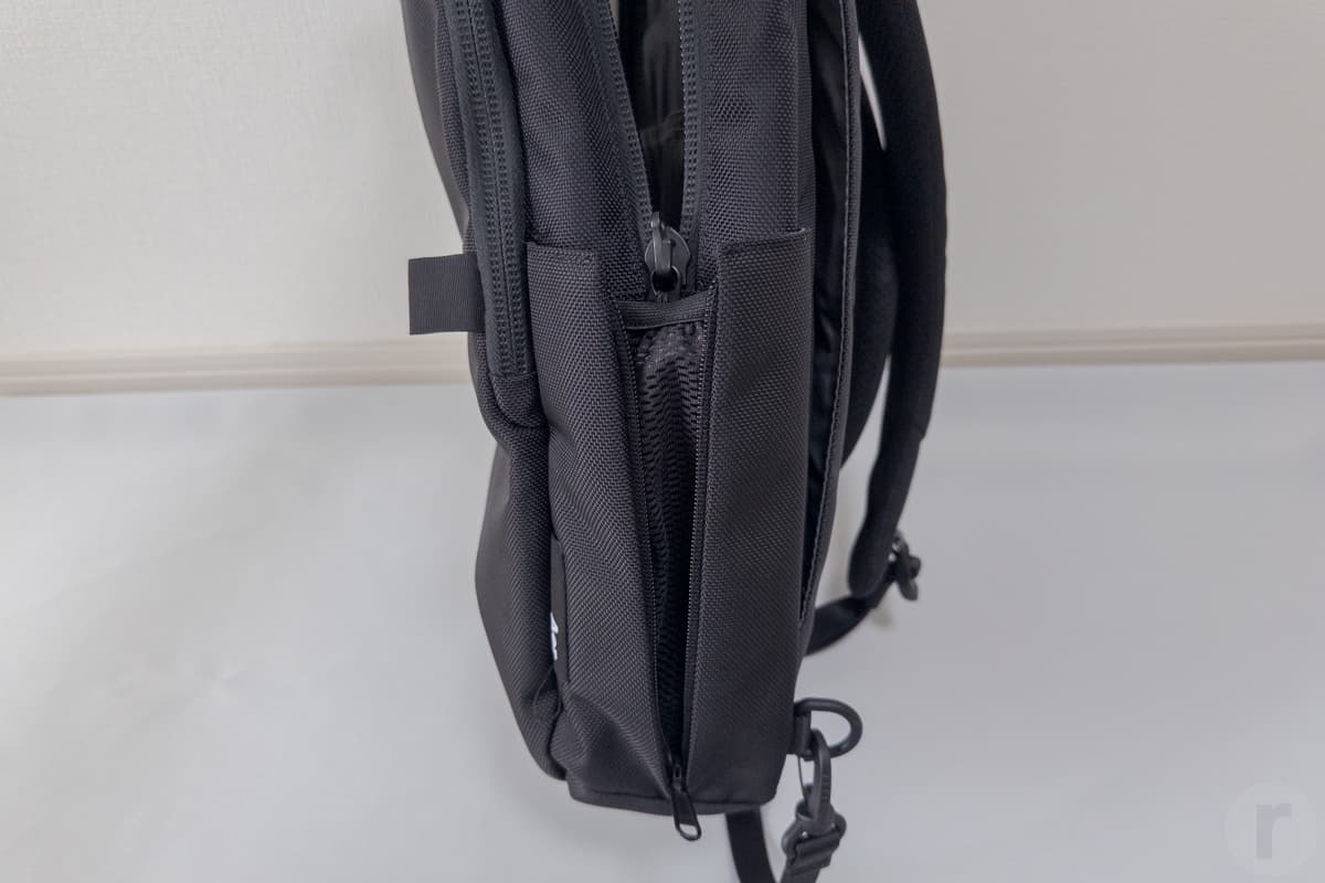 バッグの左側面には、開閉式のドリンクホルダー