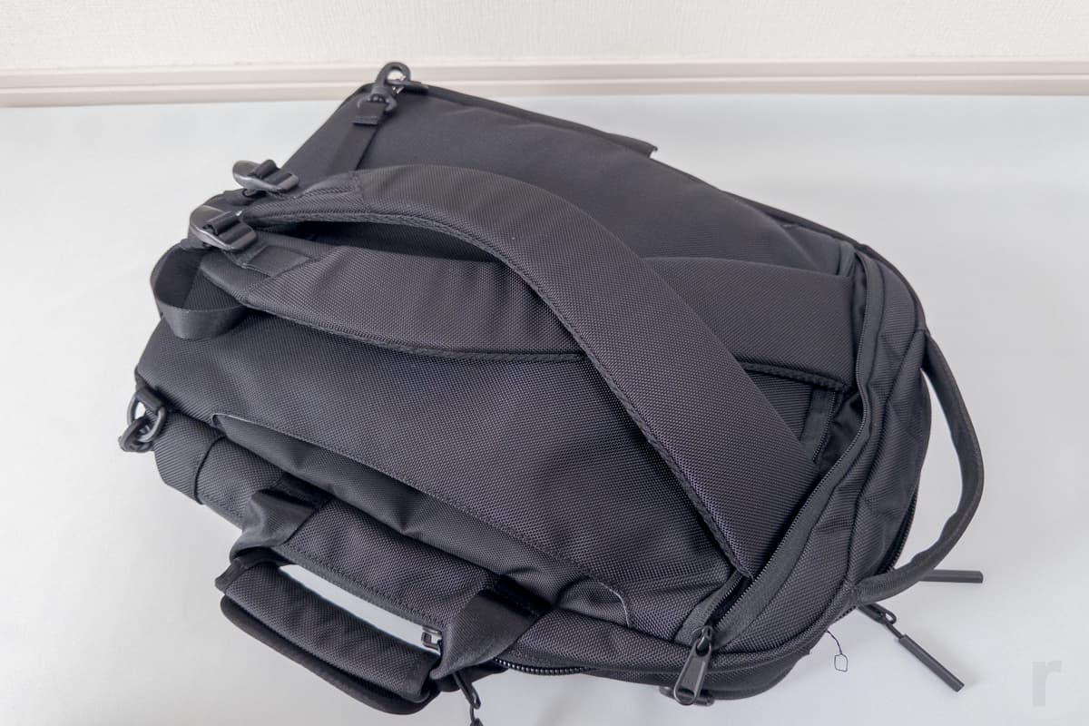 背面はキャリーケースに固定するためのスリットが空いています。