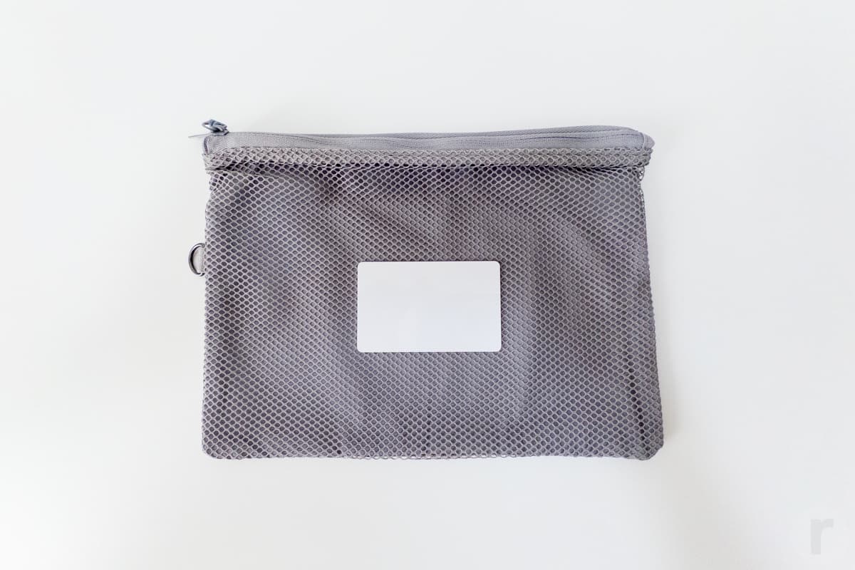 一般的なカードサイズと比べるとこのようなサイズ感。