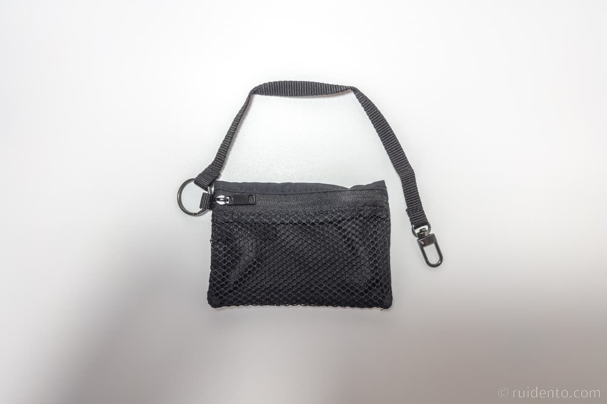 表面にファスナーを1つ備えています。