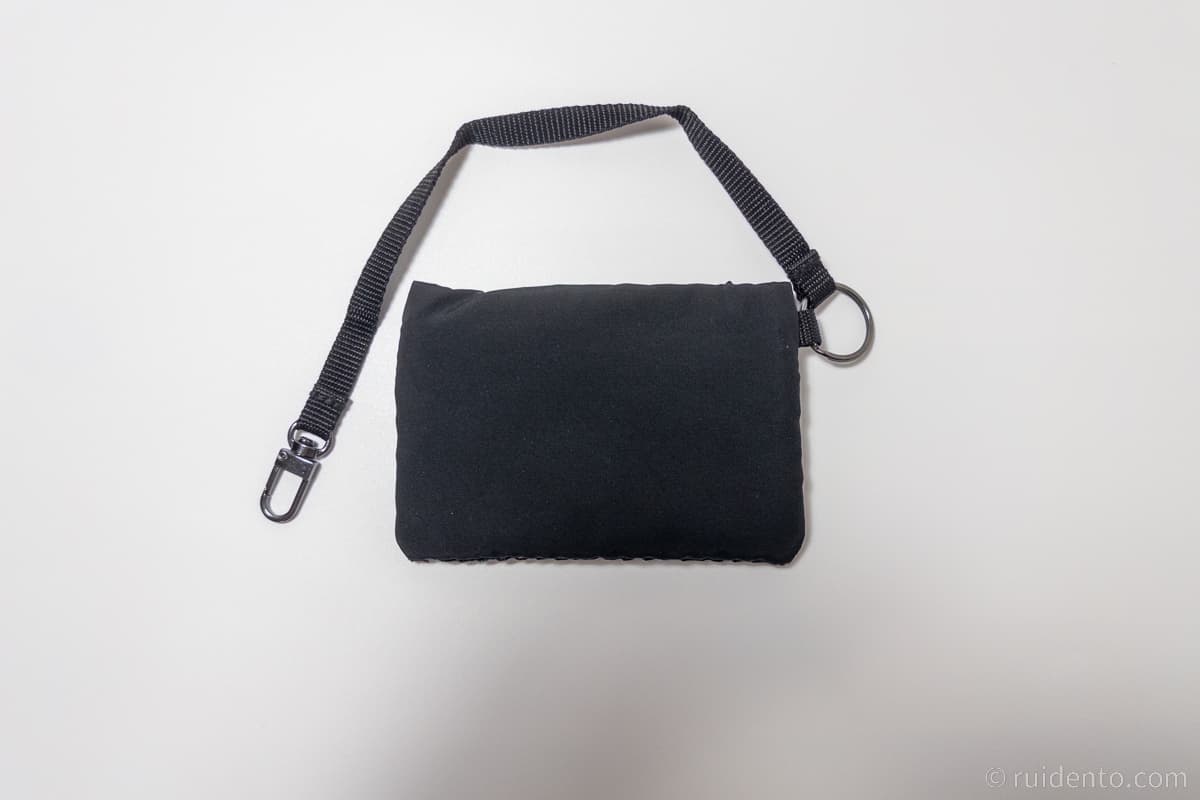 裏面はシンプルで肌触りの良い質感。