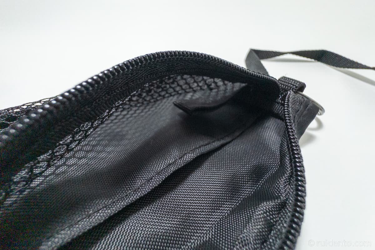 ジッパーは意外と大きく開きます。