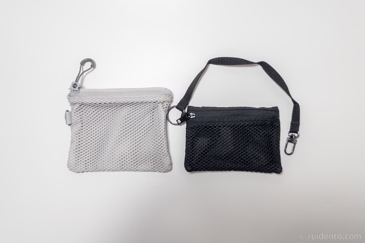 ポリエステルダブルファスナーケースSサイズと比較すると、また一回り小さいサイズ感。