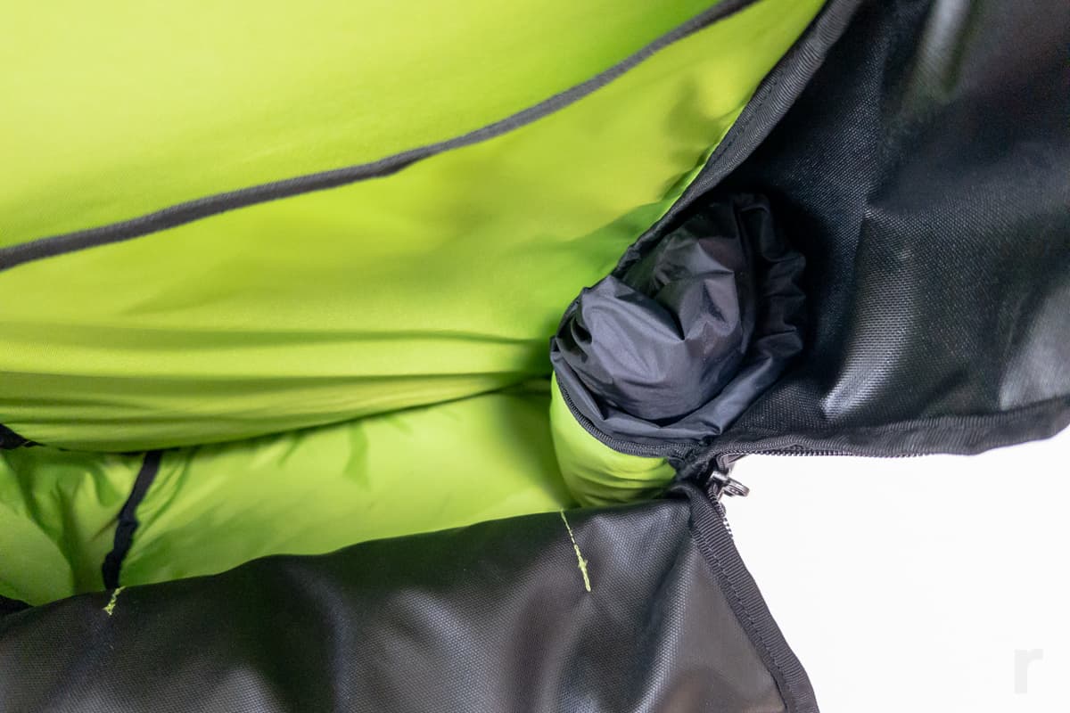 内部にはその収納ポケットも用意されています。