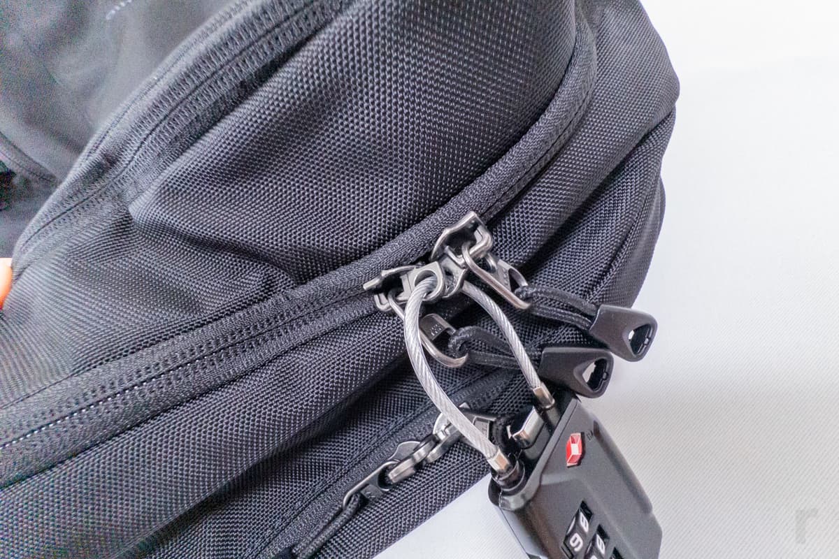 ロッカブルジッパーが採用1
