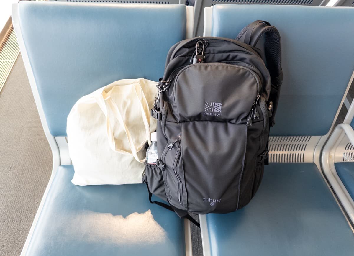 左右下部には伸縮性のあるワンドポケット