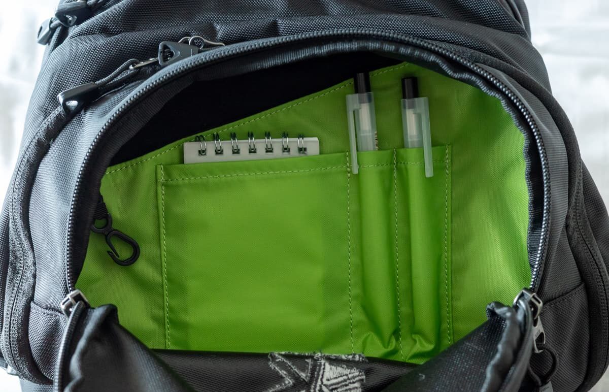 一番アクセスのしやすいフロント上部のトップポケット