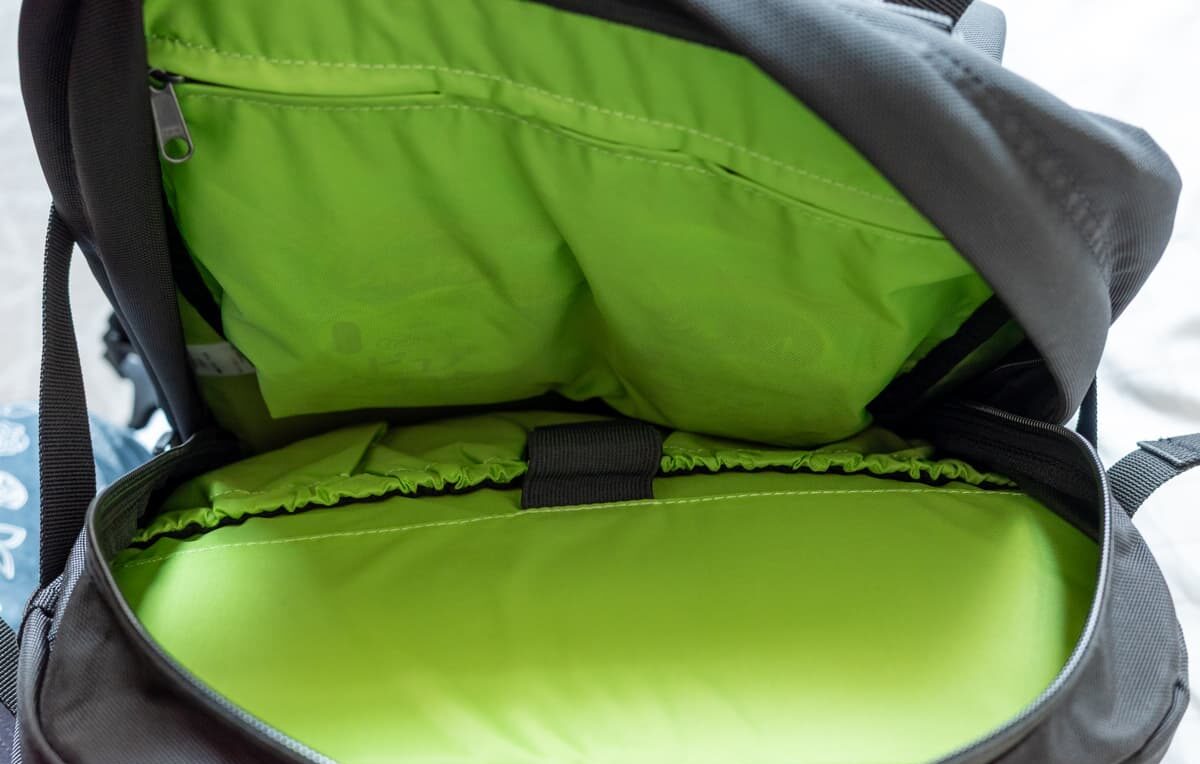 PCや書類の収納に適したバックパネルコンパートメント