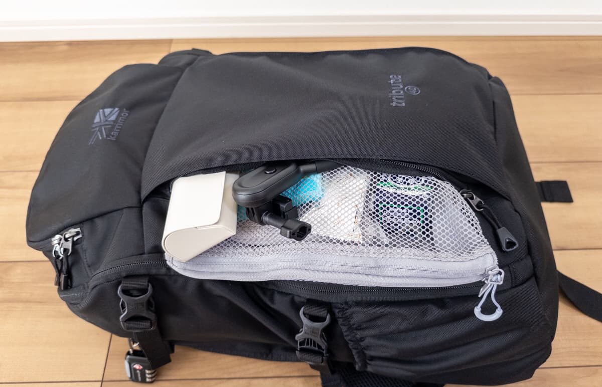 バッグのフロント部にも少し大きめのポケット