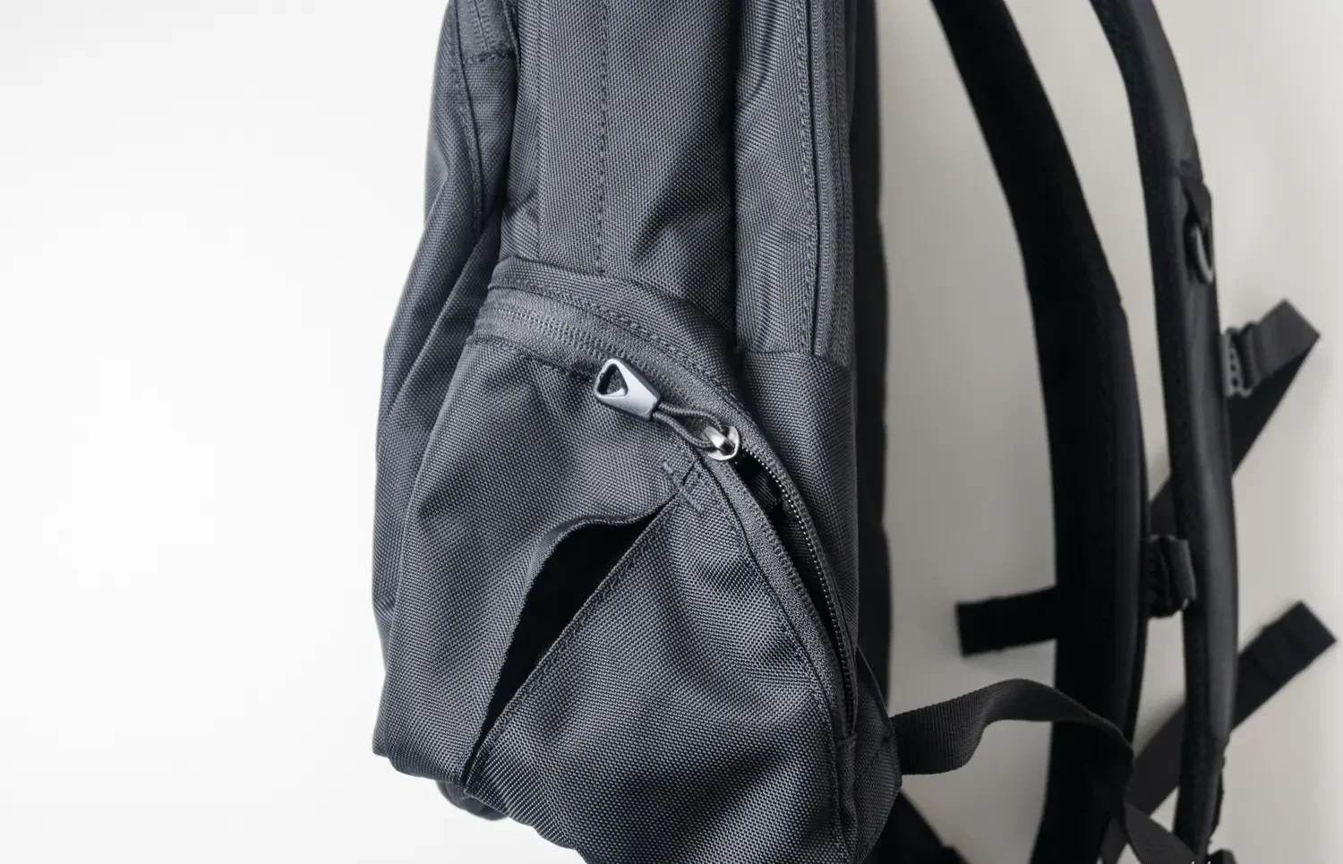 両サイドにはジッパーポケット