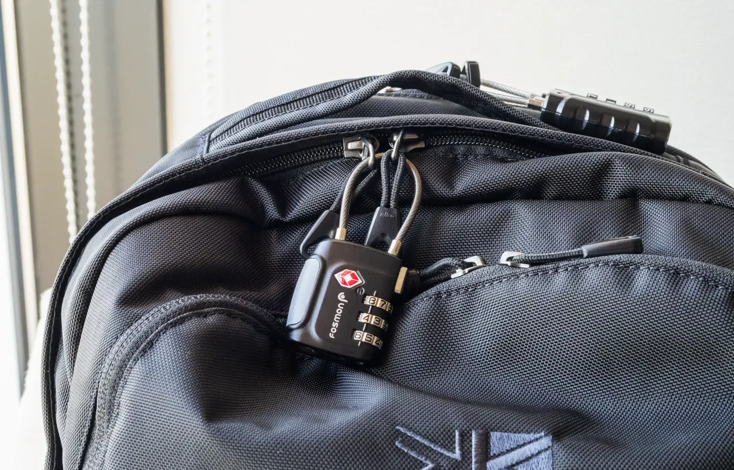 ジッパー部分にはワイヤーロックを取り付けることができる