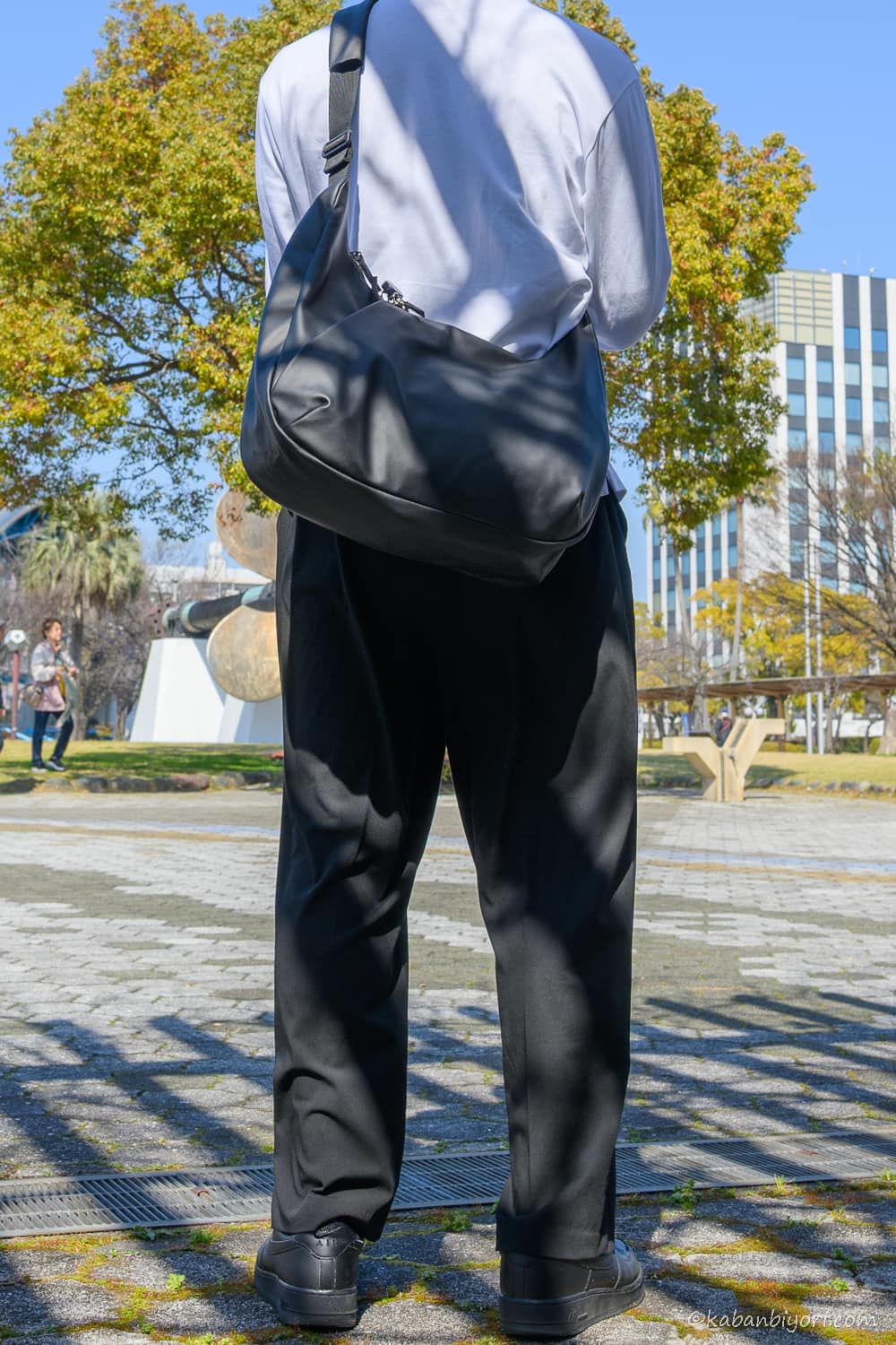 バッグを後ろに持ってきた